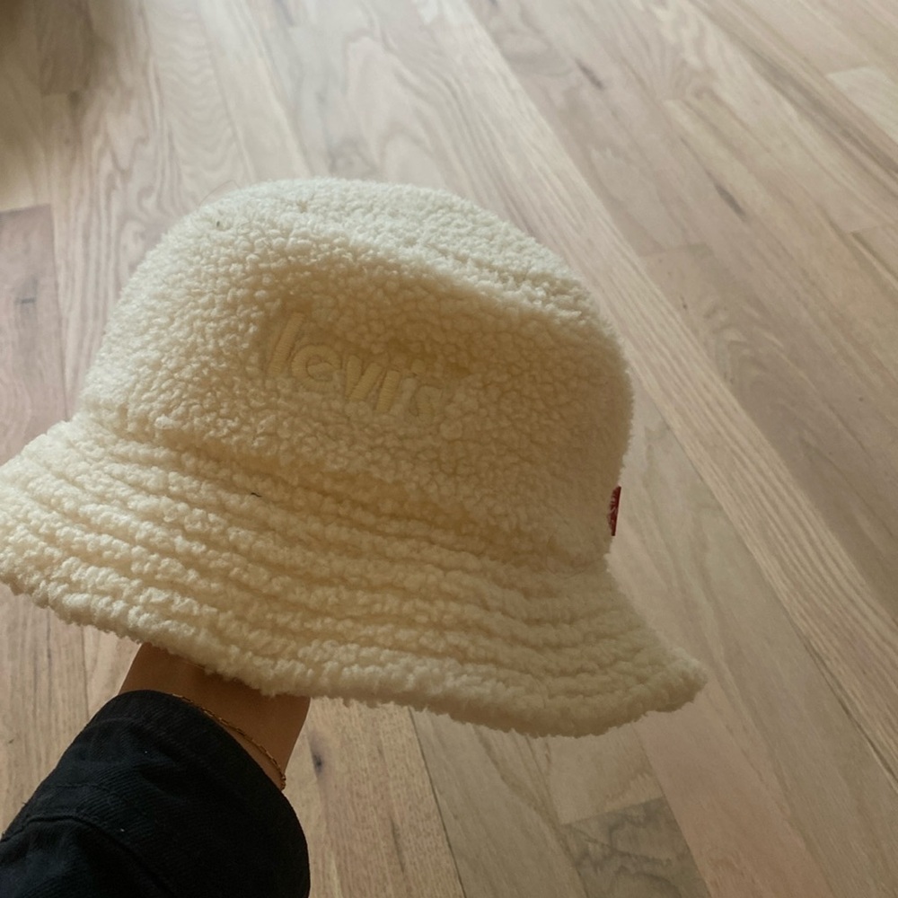 Levi’s fuzzy bucket hat